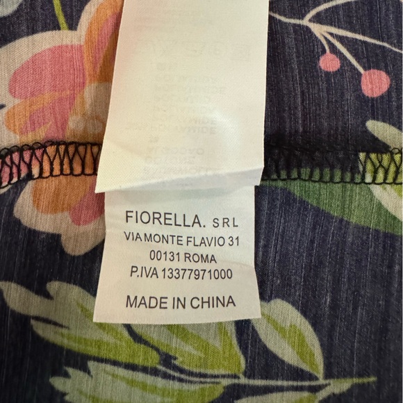 NWOT Gorgeous Floral Blouse - Picture 12 of 13